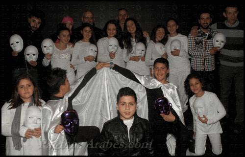 Los intérpretes de la obra Da ejemplo, antes de saltar a escena junto a los directores y miembros de Al Idrissi.©El Faro