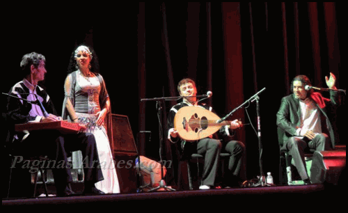 Imagen de la presentación del grupo Siryab Caló en el teatro Felipe Carrillo Puerto ©Hansel Vargas Aguilar