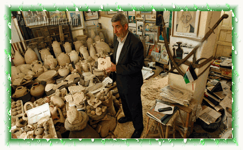 El arqueólgo aficionado Waleed al-Aqqad, en una imagen tomada en 2011, muestra su colección en su casa-museo de la Franja de Gaza. ©Reuters/Ibraheem Abu Mustafa.