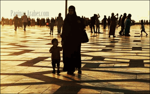Una joven marroquí camina con su hijo en la explanada de la Mezquita Hassan II, en Casablanca ©Zahida Membrado