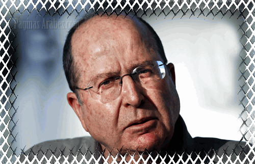 El ministro de Defensa israelí, Moshe Yaalon entrega una declaración en la sede de las Fuerzas de Defensa de Israel en Jerusalén en junio.
