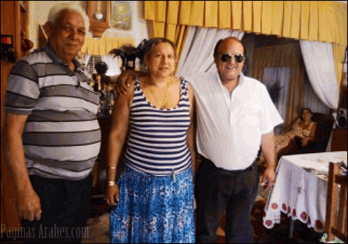 Felipe Sasma, Yolanda y Jonathan Costich posan para la foto. Al fondo ríe Nancy, la dueña de casa. ©LMN