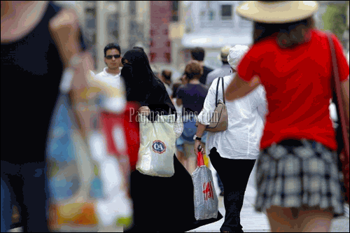 Suiza atrae cada vez más a turistas del mundo árabe, pero son pocas las regiones que suelen recibir regularmente la visita de mujeres con velo (Keystone)