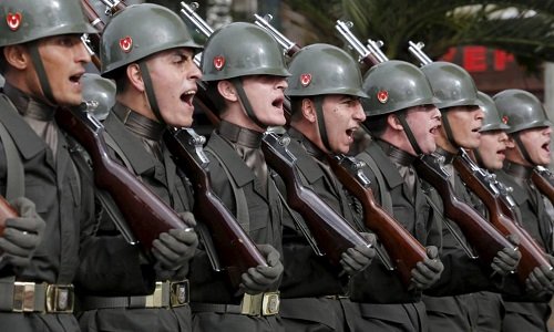 Soldados turcos marchan en Estambul durante el Día de la República, el 29 de octubre de 2015 (Reuters)