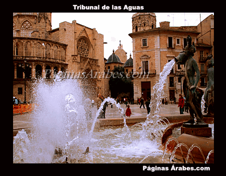 En esta Plaza se encuentra la Puerta de los Apóstoles de la Catedral de Valencia en la que se reúnen todos los jueves a las 12.00 desde hace más de mil años el Tribunal de las Aguas. Este tribunal es la institución jurídica vigente más antigua de Europa, y probablemente también la más antigua del mundo.