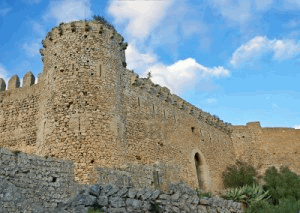  El Castell de Santueri, ubicado al sureste de Felanitx sobre los barrancos del pico del mismo nombre, a unos 400 metros de altura, es uno de los tres castillos roqueros que se conservan en Mallorca, junto con el Castillo del Rei, en Pollença, y el Castillo de Alaró.