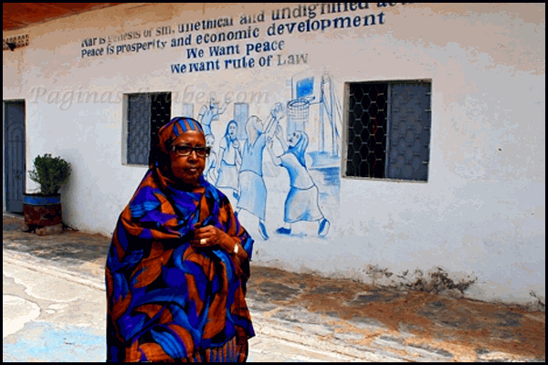 'Mamá' Hawa delante de uno de sus centros.|UNCHR/ACNUR