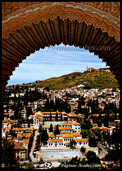 Al pie de los palacios árabes se extiende Granada, con su deslumbrante blanco andaluz.