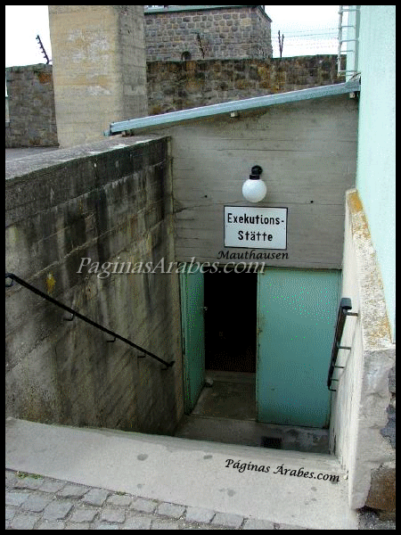 Mauthausen,¿Entrada a la cámara de gas, crematorio y sala de ejecuciones?