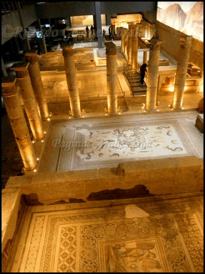 Vista de columnas y mosaicos rescatados de Zeugma, en el Museo del Mosaico de Gaziantep. ©Ricardo Georges Ibrahim