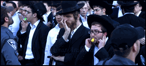  Judíos ultraortodoxos hacen ruido para que no se escuchen los cantos y los rezos de las mujeres. (EFE)