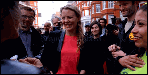 Sarah Harrison, mano derecha de Assange, a las puertas de la embajada de Ecuador en Londres, en junio de 2012. / Carl Court (AFP)