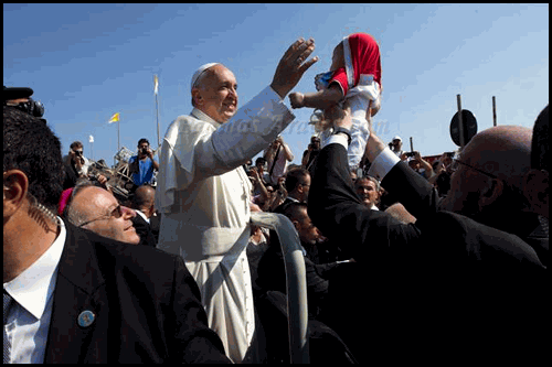 EL Papa visitó Lampedusa, símbolo de la inmigración africana en Europa, homenajeó a quienes "buscaban un lugar mejor pero encontraron la muerte", duro mensaje a la Unión. ©La Nación