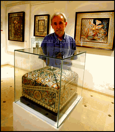 Ramón García en una de las salas de la Casa Museo Arte sobre Piel, rodeado de sus obras.©SÁNCHEZ MORENO