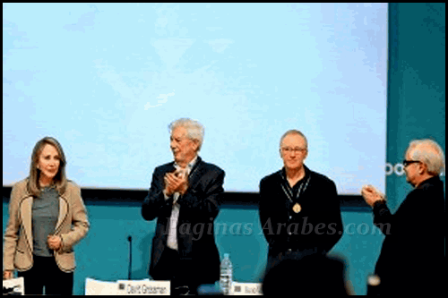 Silvia Lemus entregó a Vargas Llosa y a Grossman la Medalla Carlos Fuentes con la que se reconoce a quienes abren el Salón Literario; Juan Cruz fue moderador de la mesa.©Esperanza Orea