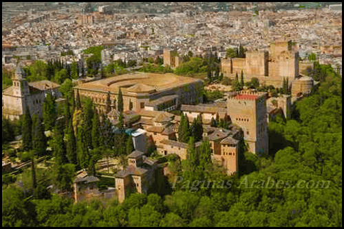Vista aérea de la Alhambra, donde se observan las dos edificaciones cristianas: La iglesia de Santa María de la Alhambra y el palacio de Carlos V.