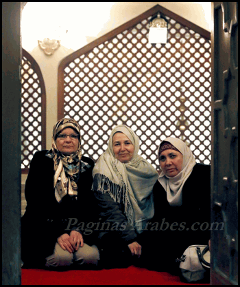 De izquierda a derecha, María Antonia, Consuelo y Ángeles en la mezquita del barrio de Tetuán. ©El País