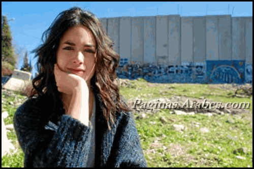 Ane Irazabal posa frente al muro sionista de hormigón que divide e incomunica los territorios palestinos. /E.C.