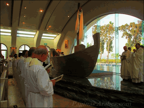 El altar con forma de barca fue diseñado por la artista chilena María Ortiz de Fernández.