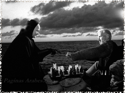 La muerte jugando al ajedrez con el caballero, fotograma de la película de 1957 El Séptimo Sello, de Ingmar Bergman. A la derecha, Max von Sidow como el caballero. / ABC Color