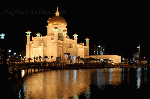 Mezquita de Omar 'Ali Saifuddien en Brunei (noche)