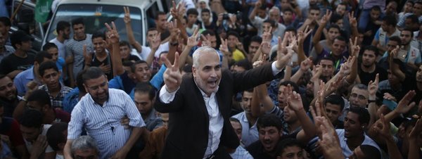 El portavoz de Hamas, Fawzi Barhoum, es cargado por palestinos durante las celebraciones en Gaza. Foto Reuters 
