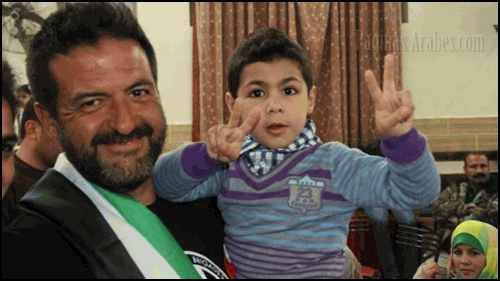 El activista Manu Pineda, de la organización Unadikum, posa con un niño en Gaza