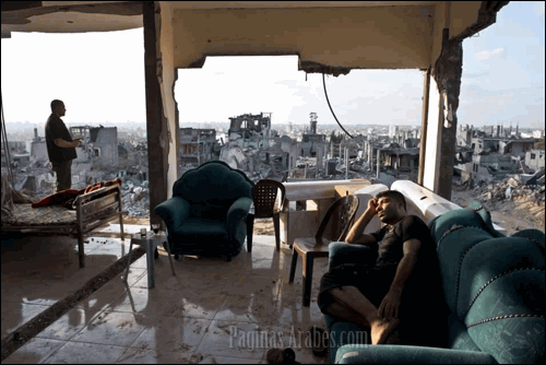 Esta imagen, titulada simplemente “Seen in Gaza” (Visto en Gaza), muestra a dos hombres palestinos en Gaza contemplando su ciudad, destruida por un ataque israelí. ©Humans Of Palestine ناس فلسط