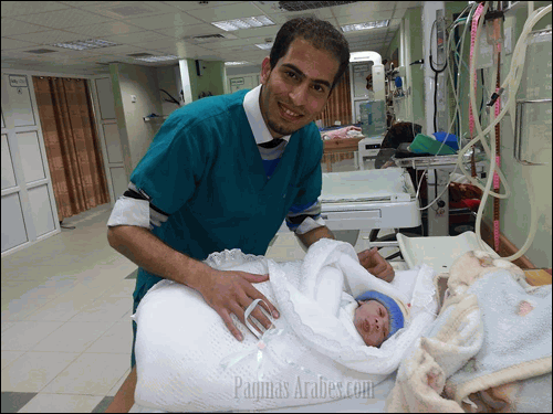 “Este es el primer bebé que ayudo a nacer. Se llama Mazen. El parto fue supervisado por la Dra. Nashwa Skaik en el hospital al-Shifaa. Este es uno de los mejores momentos de mi vida” ©Humans Of Palestine ناس فلسط