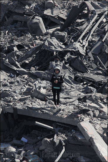 “Noor es una apasionada joven de Gaza, que siempre ha querido iniciar su propio canal palestino en inglés en Gaza, ¡pero no sabía que la primera noticia a reportar sería una “guerra” contra Gaza! Noor está de pie donde el ejército israelí destruyó un barrio entero llamado Shujaiya y hace un informe sobre el tema.” ©Humans Of Palestine ناس فلسط