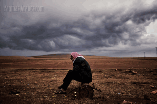 Un refugiado kurdo espera noticias de Kobane en la ciudad turca de Mursitpinar ©Aris Messinis/afp