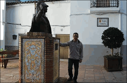 Siles, ante el busto del monarca godo que preside esta plaza de Pujerra ©ABC