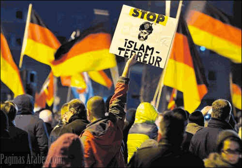Un manifestante sostiene una pancarta que dice: 'Detener el terror del Islam', durante un acto del grupo 'Patriotas europeos en contra de la izlamización de Occidente', en la ciudad de Colonia, Alemania, poco después del atentado terrorista en París. ©elmeridianodecordoba