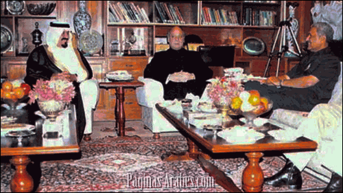 El ministro de Defensa saudí, el primer ministro paquistaní y el científico nuclear Abdul Qadir Khan, en oportunidad de su encuentro en Pakistán en 1999. © BBC