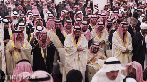 El Rey Salman, rezando durante el funeral de Abdullah en Riad. ©Reuters 