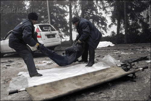 Donetsk, en el este de Ucrania, fue escenario de intensos combates el viernes 30, que dejaron varios civiles fallecidos. En la gráfica un hombre muerto por la metralla es recogido. Un intento de reabrir pláticas de paz fue abortado antes de empezar ©Reuters