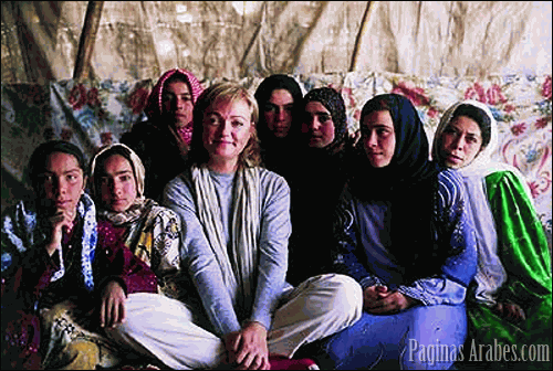 Beduinos (Siria). "Estoy en la tienda de unos nómadas beduinos, año 2005, en el desierto sirio, cerca de Palmira. Mi llegada fue un acontecimiento; las jóvenes -poco acostumbradas a ver europeas- me pedían perfume, barra de labios o colorete. Nos comunicamos por gestos." ©El Mundo