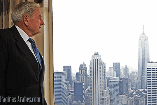 Nueva York, a sus pies. El multimillonario contempla la ciudad desde su despacho, situadoen el piso 56 del Rockefeller Center.©Miguel Rajmil/El Mundo