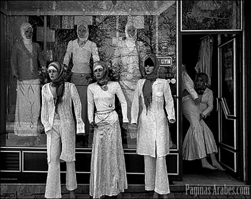 Islam y moda. “Lo que los imames no han conseguido con sus sermones, lo hemos logrado nosotros con nuestras tiendas”, dicen los fundadores de una línea de ropa que conjuga feminidad e islam: Tekbir. ©Abbas / Magnum Photos