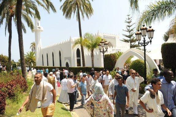 Fieles a la salida de la mezquita situada en la Milla de Oro tras el rezo del viernes  Josele-Lanza