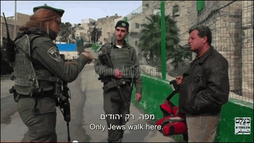 "Solo judíos caminan por aquí", dice la soldado israelí, atribuyendo la decisión a su capitán. ©eldiario