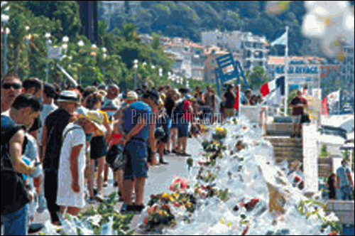 El Paseo de los Ingleses en Niza se ha convertido en un santuario para las víctimas del atentado del jueves ©Pagina 12