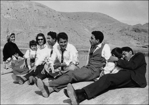 1959: a un año del derrocamiento de la monarquía en Irak, la familia de Samir (niño aún, segundo desde la derecha) de día de campo, con algunos amigos, en las afueras de Bagdad. ©Dschoint Ventschr