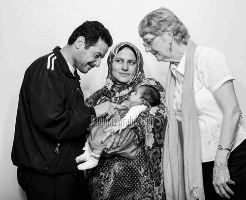 Mouhamad y Wissam Ahmed con su hija recién nacida, Julia, y Liz Stark, quien ayudó a Wissam durante su embarazo ©Damon Winter The NYT