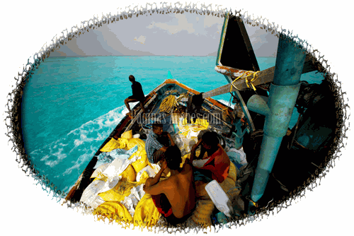 Un barco con sacos de arena robados en Maldivas