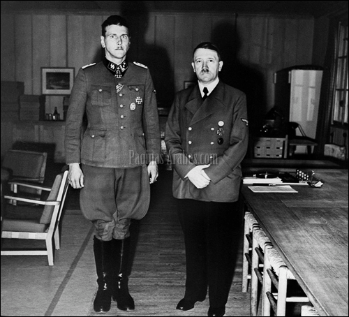 Skorzeny, recibido por Hitler, aparentemente en la Guarida del Lobo (cuartel de Hitler en la hoy Polonia), tras el rescate de Mussolini, en 1943.  ©Ullstein Bild / Getty Images