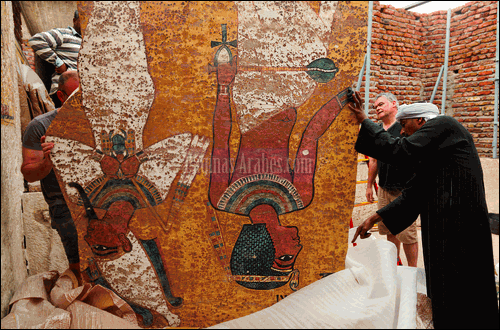 Desembalaje en Egipto de la réplica de uno de los plafones de la tumba de Tutankamón, fabricados en Madrid por Factum Arte ©Alicia Guirao