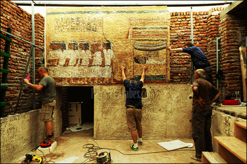 La operación de montaje de los plafones en la nueva cámara funeraria ©Alicia Guirao