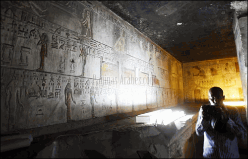 Un fotógrafo toma una imagen en el interior de la tumba de Seti I, reabierta recientemente en Egipto ©reuters