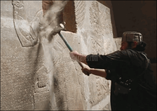 Fotograma de un video grabado por el Estado Islámico, sin fecha, en el que se ve a uno de sus militantes golpear con un mazo los relieves de Nimrud ©efe